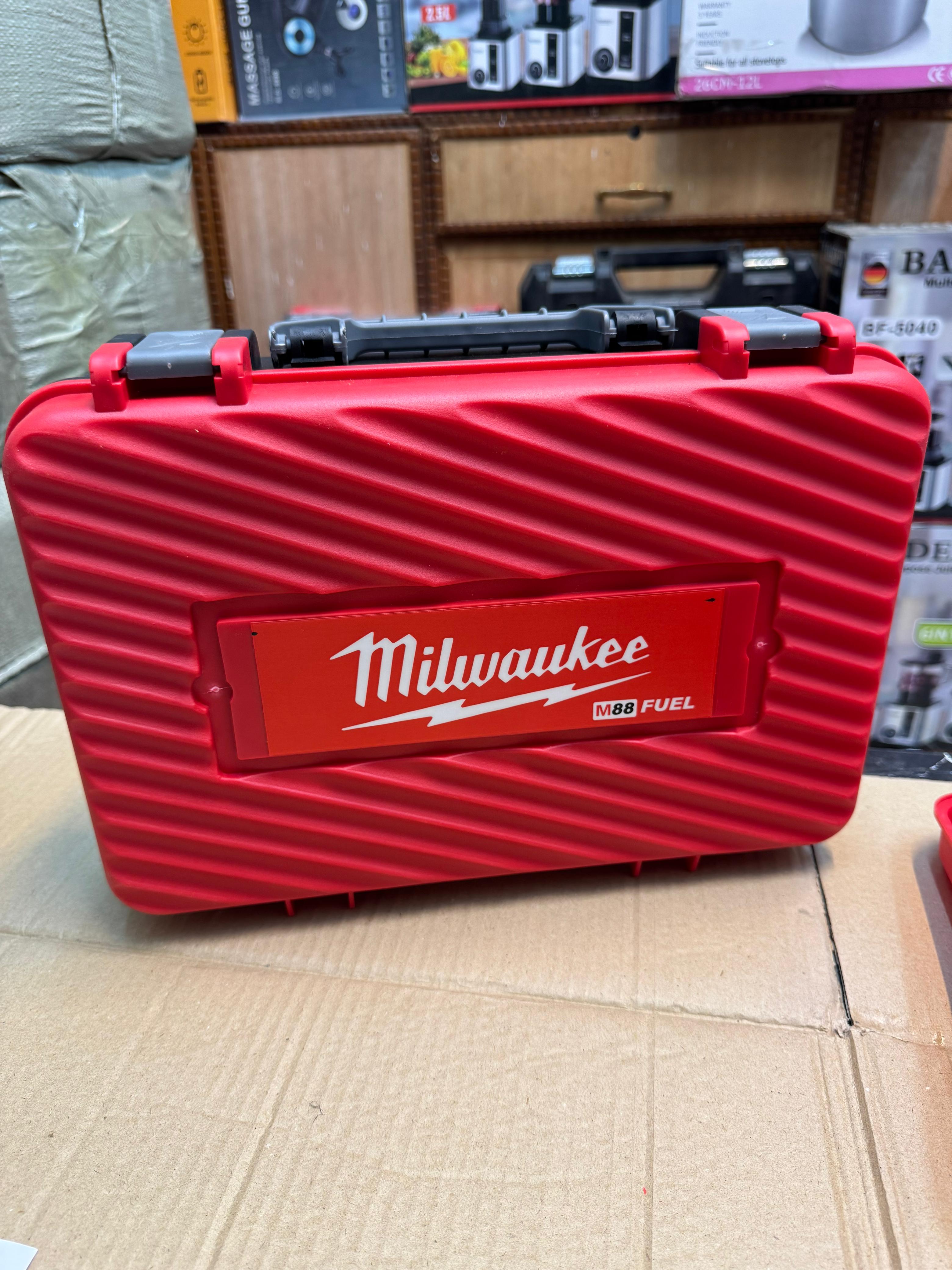 Milwaukee commercial drill model m18BLDDRC-502c